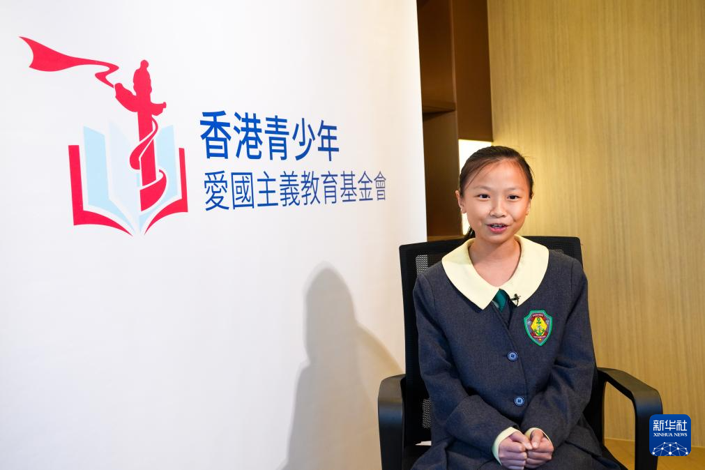 第二届“情系中华”香港青少年作文暨朗诵大赛小学中文组总冠军张梓琳接受采访（1月29日摄）。 新华社记者 朱炜 摄