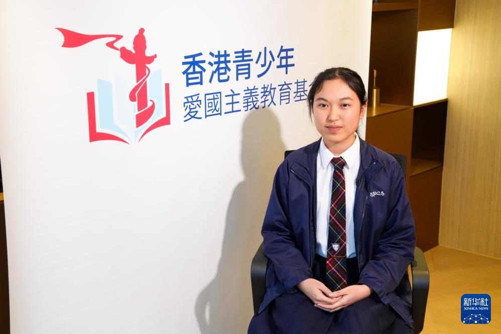 第二届“情系中华”香港青少年作文暨朗诵大赛中学英文组总冠军蔡宛谚接受采访（1月29日摄）。 新华社记者 朱炜 摄